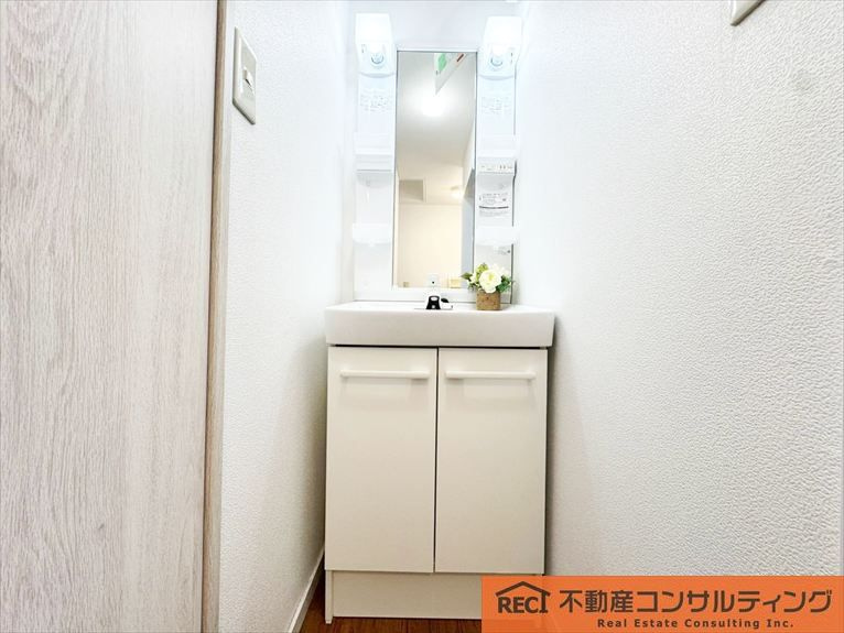 神戸市東灘区御影塚町1丁目　中古戸建の独立洗面台|窓が多く通風良好♪