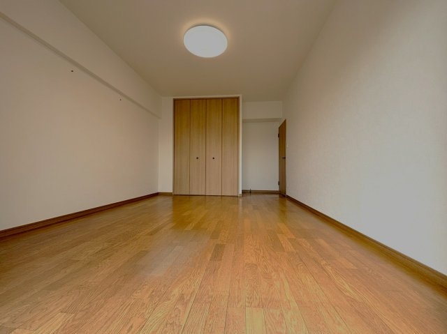 約8帖サイズの南側洋室となります。大型の収納もございます。