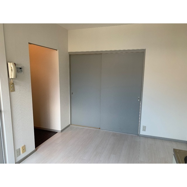 明るい色調の室内です