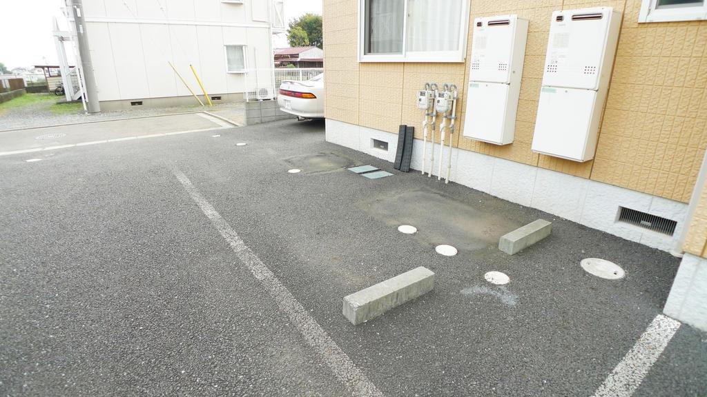 シャーメゾンアラタの駐車場