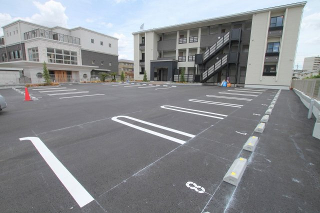 ミツボシヤマモトビレッジの駐車場|車をお持ちの方に嬉しい駐車場付きの物件です