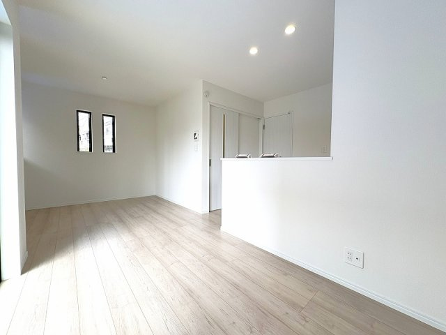 【居間・リビング】 | 東久留米市南沢1丁目　新築一戸建住宅　全１棟　（保谷店） | 暮らしの中心となるリビングは、ご家族で心地良く過ごせる空間に。
