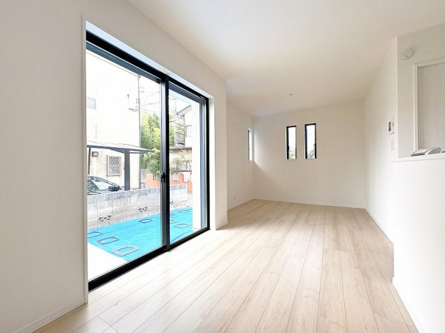 【居間・リビング】 | 東久留米市南沢1丁目　新築一戸建住宅　全１棟　（保谷店） | ナチュラルな美しさを放つリビング。採光面が多く風通しも良好です。