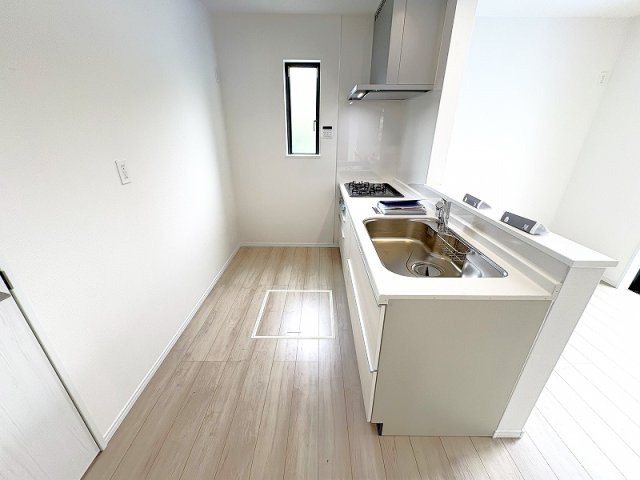【キッチン】 | 東久留米市南沢1丁目　新築一戸建住宅　全１棟　（保谷店） | 足元にはストック置き場にも便利な床下収納付き。