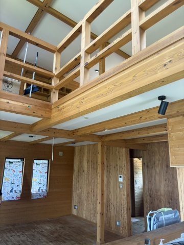 倉敷市玉島阿賀崎　中古戸建の居間・リビング|吹抜けで開放的です。
