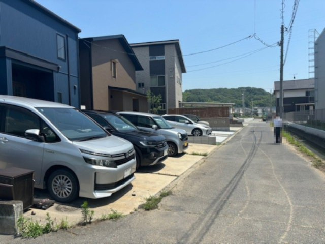 倉敷市玉島阿賀崎　中古戸建の前面道路含む現地写真|角地です。