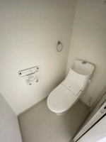 落ち着いた色調のトイレです