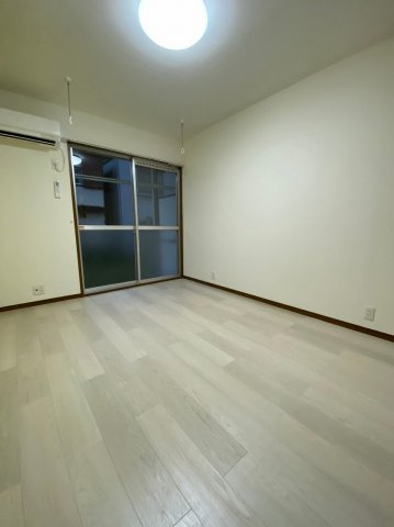 ゆったり過ごせる居間です