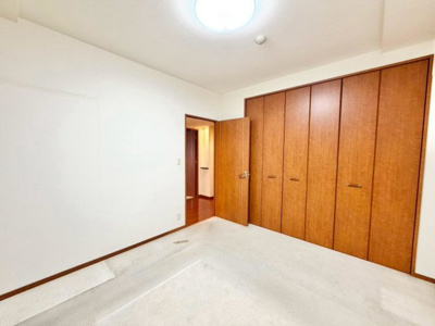 【寝室】 | ファミール羽衣公園前 | 【クローゼット】お部屋を広く利用するために必須なクローゼットが全室付いています♪もちろんお荷物を収納されても良しの勝手の良いクローゼットは嬉しいですね♪