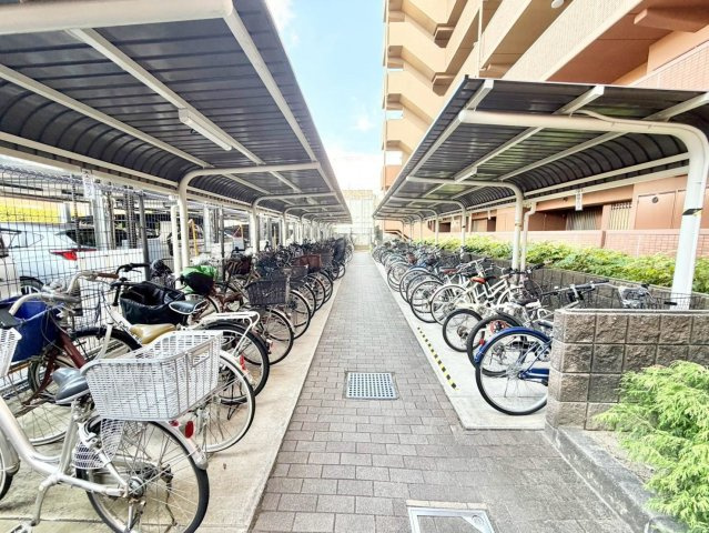 ファミール羽衣公園前の駐輪場|駐輪場に屋根があるので、雨の日に自転車が濡れにくく嬉しいですね！