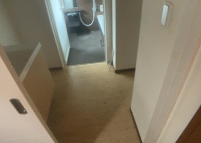 【脱衣所】 | 多くの戸建て住宅で見かける洗面脱衣所は、洗面台と洗濯機が2畳ほどのスペースに並べられていて、洗面所が脱衣所を兼ね備えている間取りが一般的です。お客様が利用することもある、パブリックな空間でもあります。