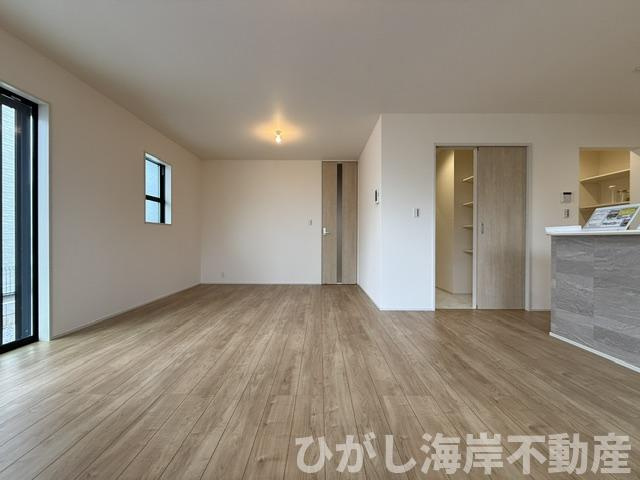 茅ヶ崎市菱沼１丁目　新築戸建　全２棟の居間・リビング|18.5帖　LDK