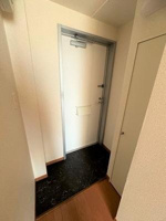 収納もある玄関です