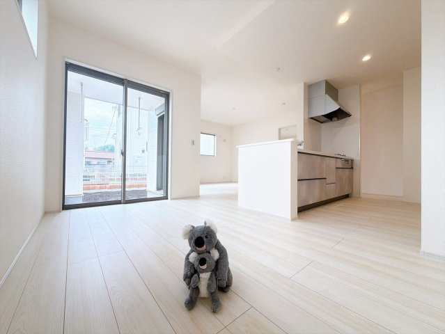 【居間・リビング】 | 渋川市金井　平屋　新築住宅 | 窓からのあたたかい光をあびながらの朝食。今日も一日がんばれそう！と思えるリビング。