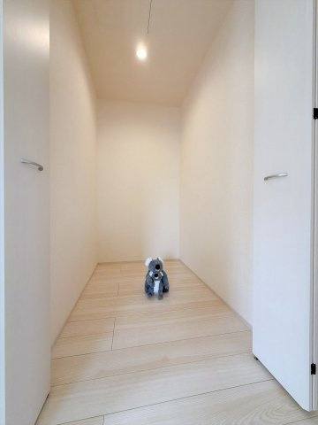 【収納】 | 渋川市金井　平屋　新築住宅 | 何度も読んだお気に入りの本、大切な人にもらったバック、子どもが描いてくれた似顔絵。まとめて大事に閉まっておける広々収納 