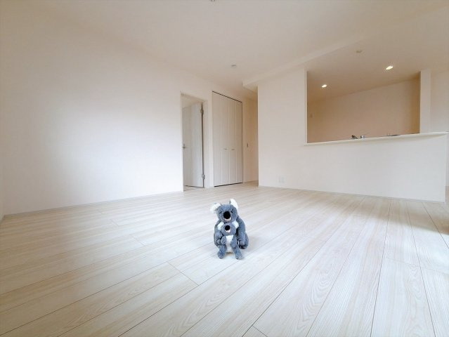 【居間・リビング】 | 渋川市金井　平屋　新築住宅 | 家族が自然と集まるリビング・ダイニング明るい光が差し込み、笑顔があふれる心地よい空間です。ゆったりとした広さで、くつろぎの時間をお過ごしいただけます。