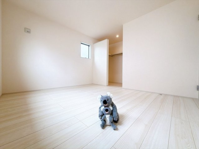 【洋室】 | 渋川市金井　平屋　新築住宅 | 窓からそそがれる暖かみのある明るい空間。広々としたプライベート空間で自分の時間を楽しめます。フローリング仕様で普段のお掃除も楽々です。