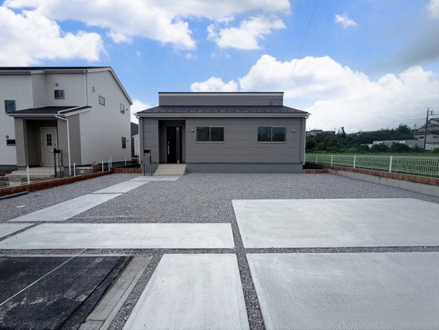 【外観】 | 渋川市金井　平屋　新築住宅 | 完成済み！いつでも新生活を始めることができます。
開放感あるLDK！
陽当り、風通しも良い暖かな住まいです。
KOALIVE （コアライブ）【0120-919-727】