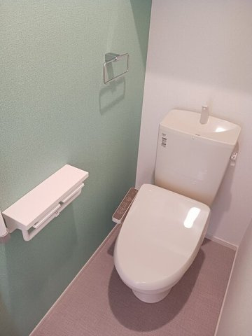 落ち着いた色調のトイレです