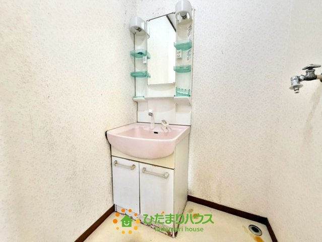 加須市南大桑　中古一戸建ての独立洗面台