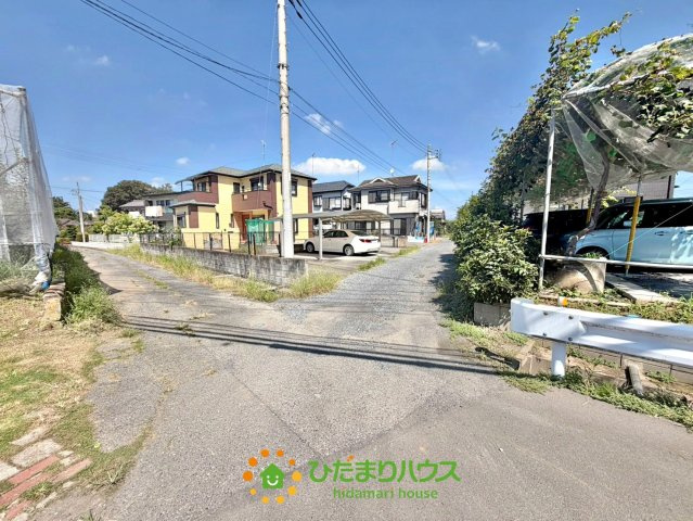 加須市南大桑　中古一戸建ての前面道路含む現地写真