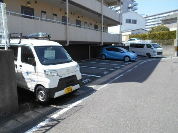 グリーンハイツ東山の駐車場