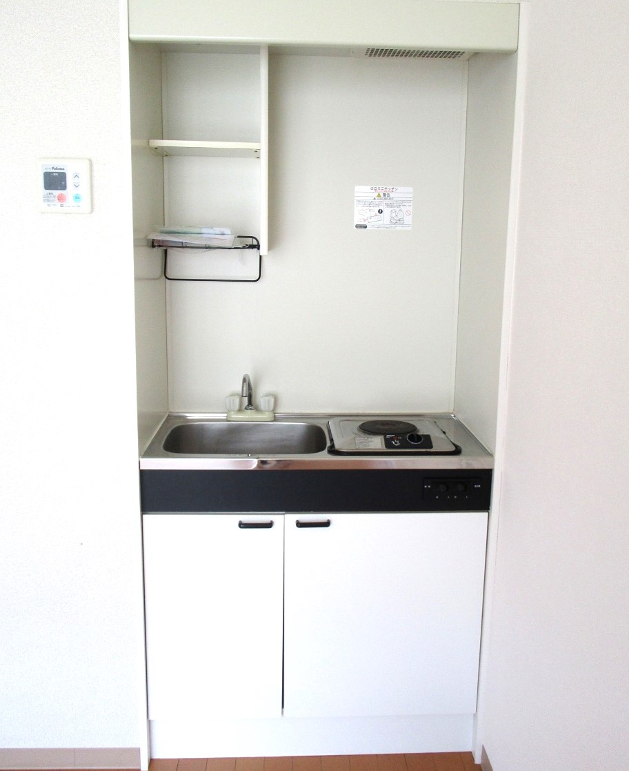 コンパクトで使いやすいキッチンです、写真と現況に相違がある場合は現況を優先とします。