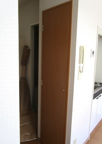 背の高い収納もあります、写真と現況に相違がある場合は現況を優先とします。