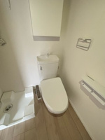 落ち着いた色調のトイレです