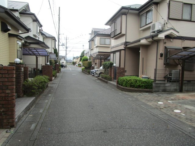 桶川市朝日　中古戸建の前面道路含む現地写真