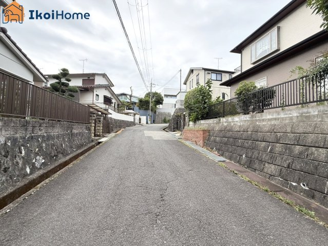 神戸市西区秋葉台３丁目　中古戸建の前面道路含む現地写真|●年中無休：当日予約可●前面道路は幅員約6ｍ、交通量少なめで安心の住環境です！