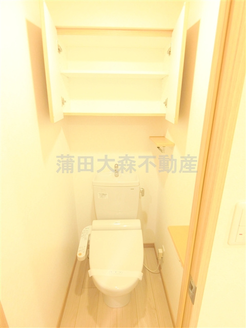 ルーブル下丸子参番館のトイレ|棚収納と温水洗浄便座付きのトイレ
