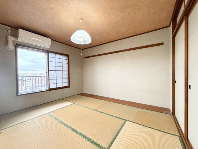 琴似プリンスハイツの脱衣所|洗面台・洗濯機置場・浴室をまとめた使いやすい水回り。洗面横には収納スペースがあり、洗面用品の収納に◎
