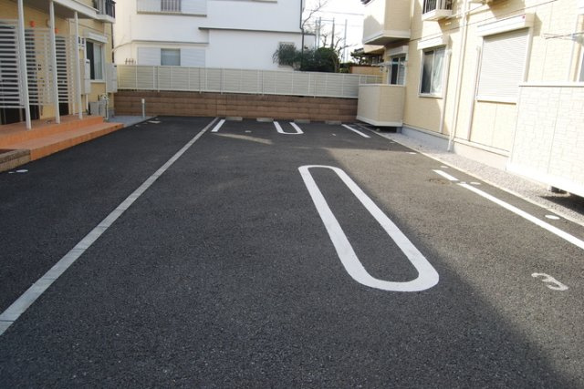 アーブルクロシェットA棟の駐車場