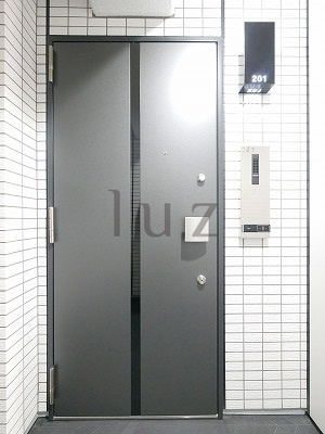 リライア阪東橋サウスの玄関
