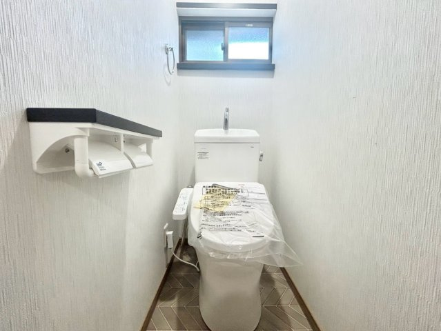 品川区旗の台5丁目　中古戸建のトイレ|毎日使用する場所は、換気も出来るよう窓も完備！

現地ご見学希望・資料請求などお気軽にお問い合わせ下さい！
03-5990-5201