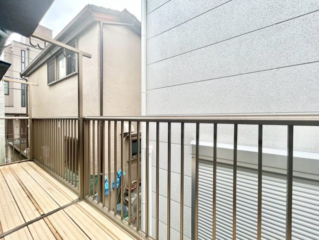 品川区旗の台5丁目　中古戸建のバルコニー|朝の澄んだ空気や、夕方の清々しい風を五感で感じられるバルコニー！

現地ご見学希望・資料請求などお気軽にお問い合わせ下さい！
03-5990-5201
