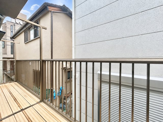品川区旗の台5丁目　中古戸建のバルコニー|朝の澄んだ空気や、夕方の清々しい風を五感で感じられるバルコニー！

現地ご見学希望・資料請求などお気軽にお問い合わせ下さい！
03-5990-5201