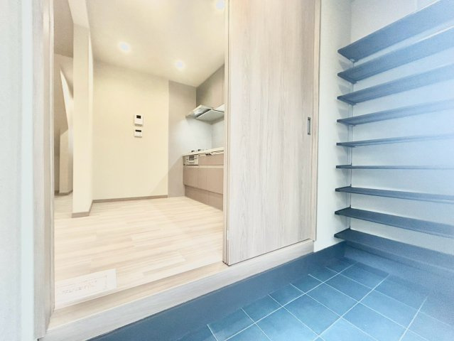 品川区旗の台5丁目　中古戸建の玄関|玄関横にはシューズボックスがついているため、片付いた玄関がキープできます！

現地ご見学希望・資料請求などお気軽にお問い合わせ下さい！
03-5990-5201
