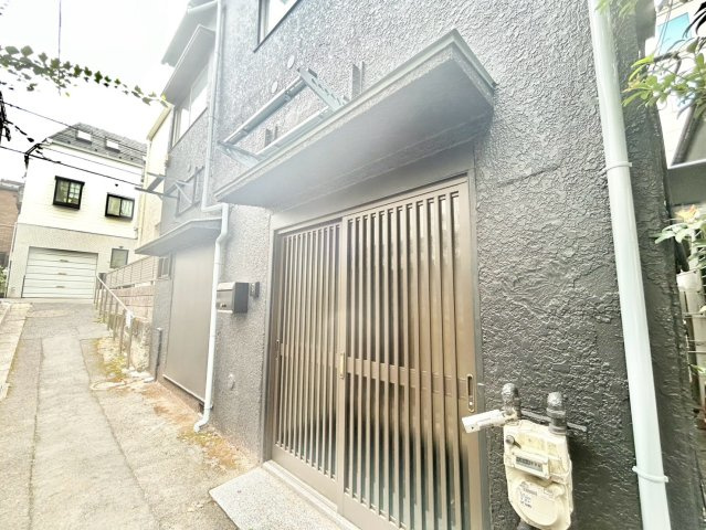 品川区旗の台5丁目　中古戸建の前面道路含む現地写真|迫力のあるシックな外観が特徴の戸建。

現地ご見学希望・資料請求などお気軽にお問い合わせ下さい！
03-5990-5201