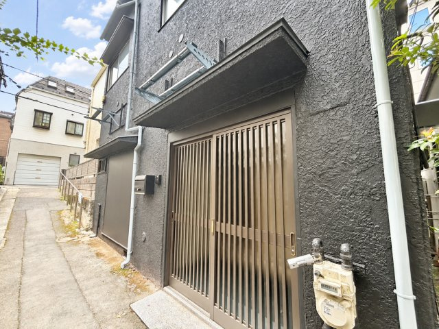 品川区旗の台5丁目　中古戸建の前面道路含む現地写真|迫力のあるシックな外観が特徴の戸建。

現地ご見学希望・資料請求などお気軽にお問い合わせ下さい！
03-5990-5201
