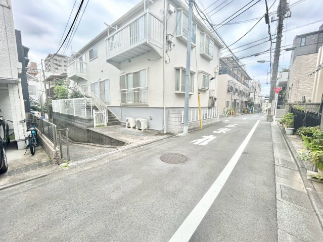 品川区旗の台5丁目　中古戸建の前面道路含む現地写真|2026.08.31撮影

現地ご見学希望・資料請求などお気軽にお問い合わせ下さい！
03-5990-5201