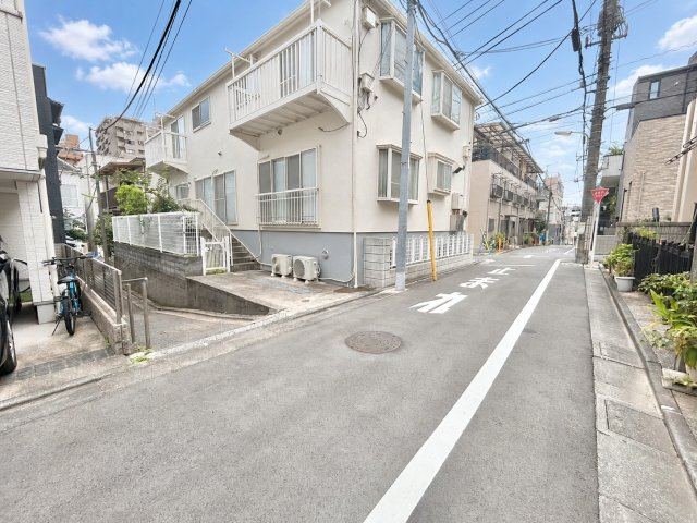 品川区旗の台5丁目　中古戸建の前面道路含む現地写真|2026.08.31撮影

現地ご見学希望・資料請求などお気軽にお問い合わせ下さい！
03-5990-5201
