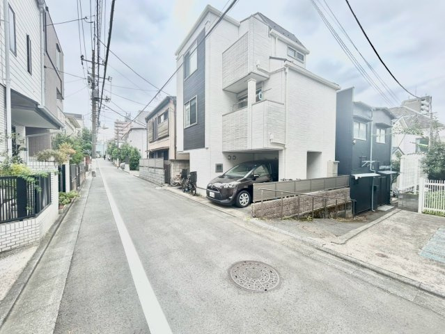 品川区旗の台5丁目　中古戸建の前面道路含む現地写真|2026.08.31撮影

現地ご見学希望・資料請求などお気軽にお問い合わせ下さい！
03-5990-5201