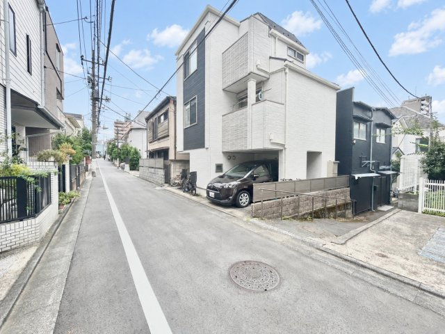 品川区旗の台5丁目　中古戸建の前面道路含む現地写真|2026.08.31撮影

現地ご見学希望・資料請求などお気軽にお問い合わせ下さい！
03-5990-5201