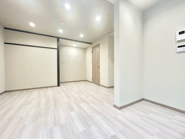 品川区旗の台5丁目　中古戸建の居間・リビング|ご家族が自然と集まり会話が弾む、笑顔を育む明るい居住空間です。

現地ご見学希望・資料請求などお気軽にお問い合わせ下さい！
03-5990-5201