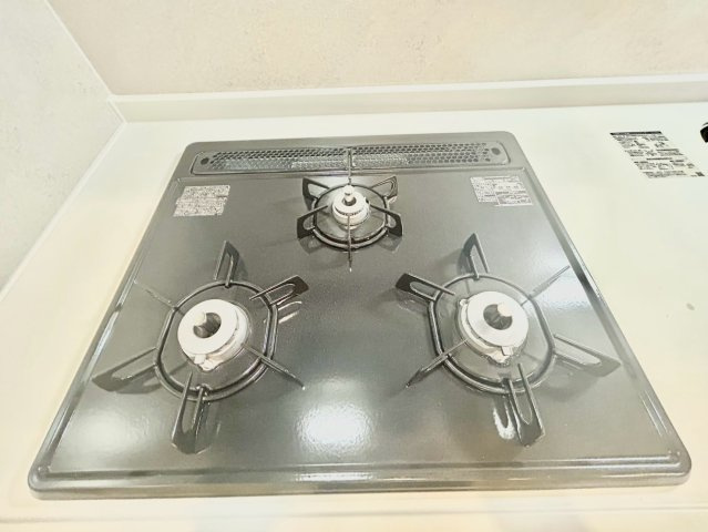 品川区旗の台5丁目　中古戸建のキッチン|作った煮込み料理の鍋を置く場合など、コンロが3口あると重宝しますね。

現地ご見学希望・資料請求などお気軽にお問い合わせ下さい！
03-5990-5201
