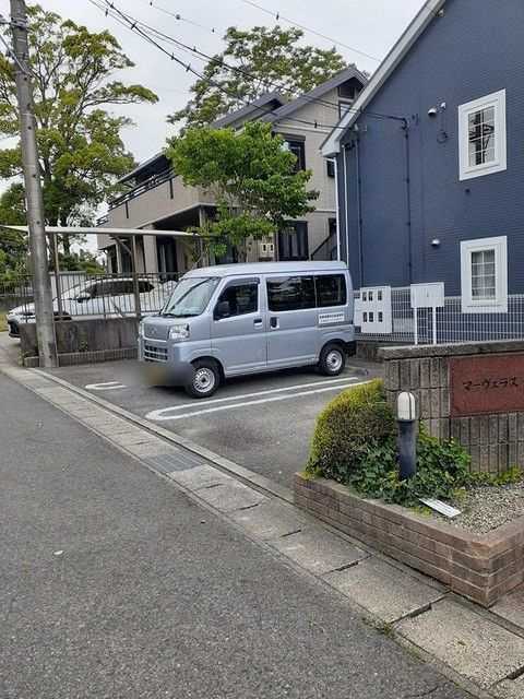 マーヴェラス竹元の駐車場