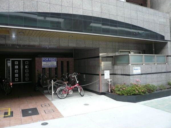 ニューシティアパートメンツ円上町のエントランス