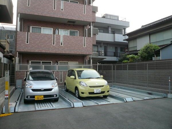 ニューシティアパートメンツ円上町の駐車場